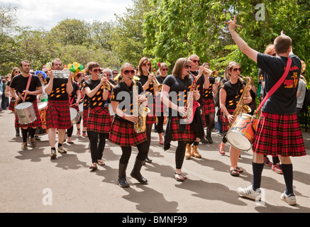 Samba Ya Bamba (samba band) in parata in Kelvingrove Park come parte del West End di Glasgow Festival di domenica; 13 giugno 2010. Foto Stock