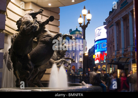 Londra, Piccadilly Circus cavalli di Helios, crepuscolo Foto Stock