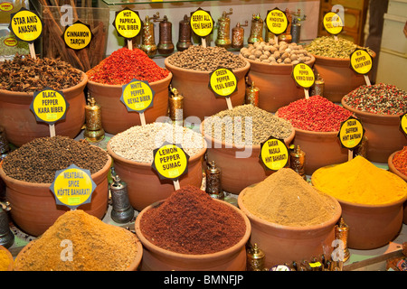 Le spezie per la vendita nel Misir Carsisi Bazar delle Spezie, Eminonu, Istanbul, Turchia Foto Stock