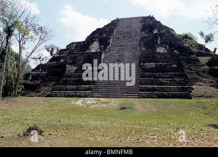 Piramide nel Patrimonio Mondiale UNESCO sito archeologico di Tikal- Parco Nazionale di Tikal, Guatemala. Foto Stock