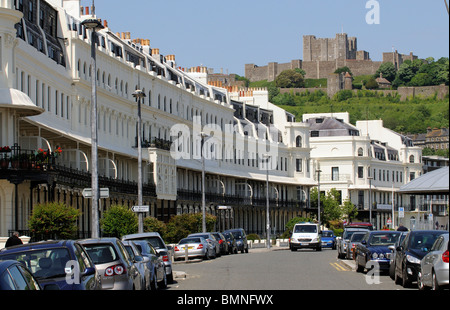 Case a schiera lungo Marine Parade sovrastato dal castello di Dover Kent England Regno Unito Foto Stock