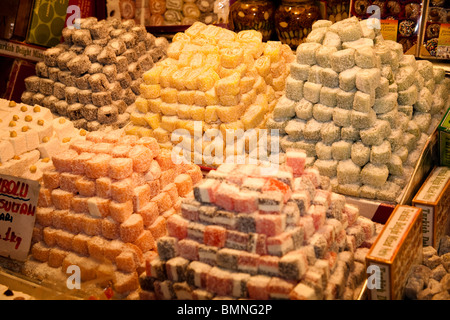 Turkish Delight pasticceria per la vendita nel Misir Carsisi Bazar delle Spezie, Eminonu, Istanbul, Turchia Foto Stock