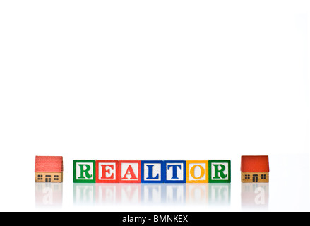 Colorata per bambini ortografia blocchi agente immobiliare con piccola casa Foto Stock