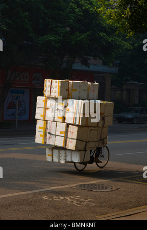 Cina Guangzhou Canton Streetscene Bicicletta di overload Foto Stock