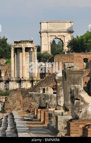 Roma. L'Italia. Il Foro Romano Tempio di Vesta (sinistra) e Arco di Tito (sfondo a destra) Foto Stock