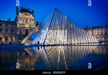 Il Musee du Louvre piramide con il Palazzo del Louvre, Parigi Foto Stock