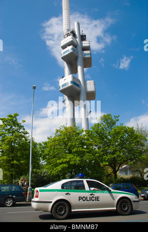 Auto della Polizia di fronte alla torre della televisione Zizkov quartiere Praga Repubblica Ceca Europa Foto Stock