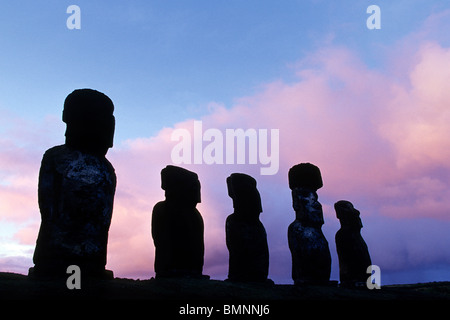 Moai statue di Tahai complesso cerimoniale sull'Isola di Pasqua, Cile. Il Cerimoniale di Tahai complesso è un sito archeologico. Foto Stock