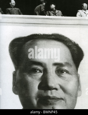 MAO Tse-tung (Mao Zedong) Chiense leader comunista (1893-1976) in alto a destra in un rally a Pechino con un poster gigante di se stesso Foto Stock