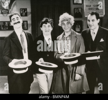 MARX BROTHERS - noi film comico attori da l: Groucho, Chico, gli Harpo e Zeppo nel 1931 Foto Stock