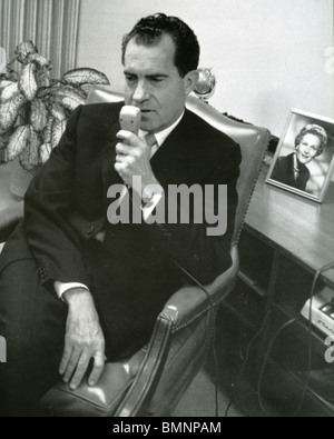 RICHARD NIXON - (1913-1994) 37th Presidnet degli USA con la foto della moglie Thelma dietro di lui Foto Stock