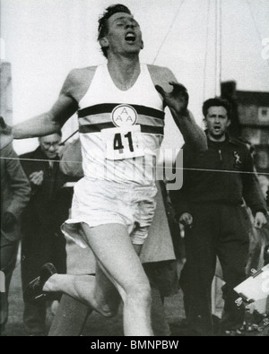 ROGER BANNISTER viene eseguito la prima sotto-quattro minuti per miglio a Iffley Road via, Oxford 6 Maggio 1954 Foto Stock