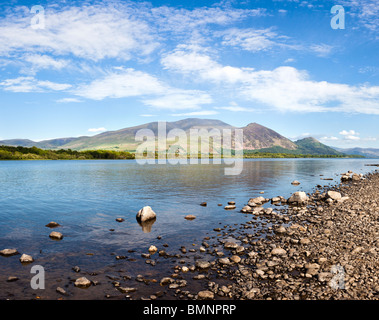 Skiddaw mountain nel distretto del lago UK sopra il lago di Bassenthwaite Foto Stock