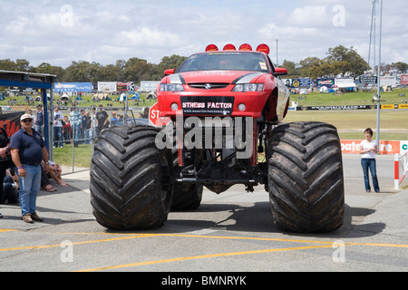 Australian Holden Commodore monster truck a un australiano car show Foto Stock