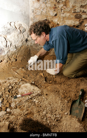 Archeologo dalla City di Londra museo scoprire le ossa in st marys chiesa harrow sulla collina Foto Stock