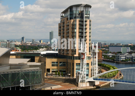 Imperial Point Blocco di appartamenti con il Beetham Tower in distanza, Salford Quays, Greater Manchester, Regno Unito Foto Stock