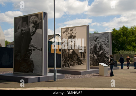 Imperial War Museum North, Salford Quays, Manchester, UK, con enormi fotografie di Tyneside cantieri di WW2, da Cecil Beaton . Foto Stock