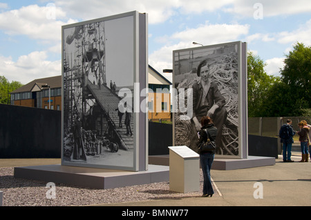 Imperial War Museum North, Salford Quays, Manchester, UK, con enormi fotografie di Tyneside cantieri di WW2, da Cecil Beaton . Foto Stock