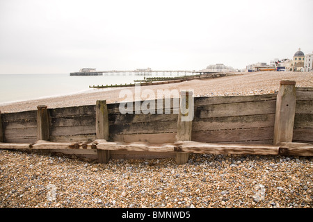 I frangiflutti prevenire erosione di marea sulla spiaggia a Worthing nel West Sussex, in Inghilterra. Foto Stock