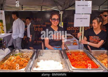 "Il Festival tailandese Londra', Asian Food Festival, UK, cucina Thai e degustazione del cibo, 'Mangola Tre-e ristorante " Le donne la vendita di cibi cotti alla pressione di stallo Foto Stock