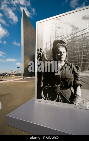 Imperial War Museum North, Salford Quays, Manchester, UK, con enormi fotografie di Tyneside cantieri di WW2, da Cecil Beaton . Foto Stock