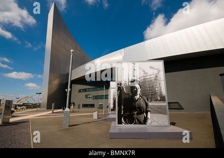 Imperial War Museum North, Salford Quays, Manchester, UK, con enormi fotografie di Tyneside cantieri di WW2, da Cecil Beaton . Foto Stock