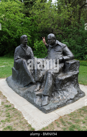 Statue di Sir Winston Churchill e Lady Clementine Churchill at Chartwell nel Kent Foto Stock