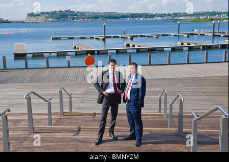 Rt Hon David Miliband MP ombra Segretario degli esteri visitando la Baia di Cardiff South Wales UK nella foto con Alun Davies AM Foto Stock