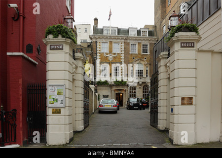 Situato in Park Place St James, il Royal Over-Seas League, nessuno scopo di lucro club con 20.000 membri in tutto il mondo. Foto Stock