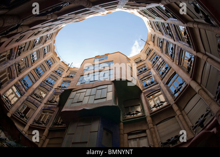 Casa Mila guardando fino all'interno del condominio Foto Stock