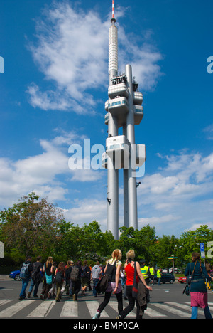 MMM marzo maggio su 8 di fronte alla torre della televisione Zizkov quartiere Praga Repubblica Ceca Europa Foto Stock