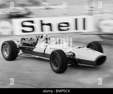 John Surtees in Honda V12 a 1967 il Grand Prix di Monaco Foto Stock