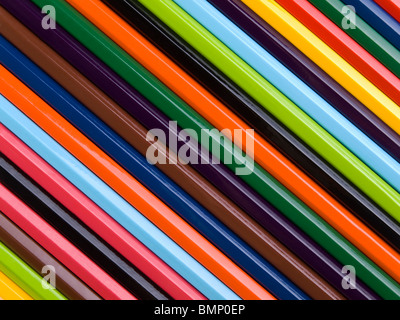 Vista dall'alto di colori assortiti matite disposti uno accanto all'altro. Foto Stock