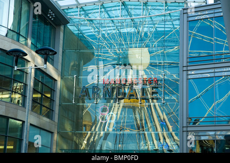 La Manchester Wheel riflessa nelle finestre del centro commerciale Arndale, Exchange Square, Manchester, Inghilterra, Regno Unito Foto Stock