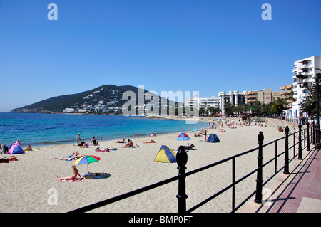 La spiaggia e il lungomare di Santa Eulària des Riu, Ibiza, Isole Baleari, Spagna Foto Stock