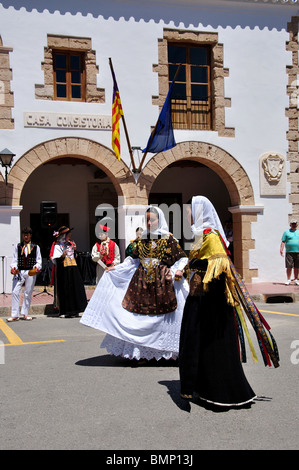 Le Baleari spettacolo folcloristico, Plaça d'Espanya, Santa Eulària des Riu, Ibiza, Isole Baleari, Spagna Foto Stock