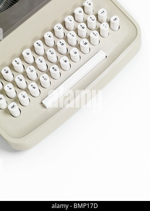 Primo piano di una macchina da scrivere retrò tastiera isolati su sfondo bianco Foto Stock
