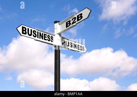 Concetto di immagine di un bianco e nero cartello con le parole B2B Business 2 Business contro un blu cielo nuvoloso. Foto Stock