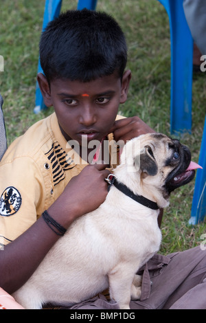 Un ragazzo con la American Lo-Sze Pug dog a dog show di Chennai, nello Stato del Tamil Nadu, India. Foto Stock