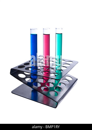 Tre provette riempite con liquidi colorati su una rastrelliera metallica. Isolato su bianco. Foto Stock