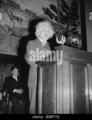 Foto del teorico tedesco fisico Albert Einstein (1879 - 1955) dando un discorso a Washington DC nel maggio 1940. Foto Stock