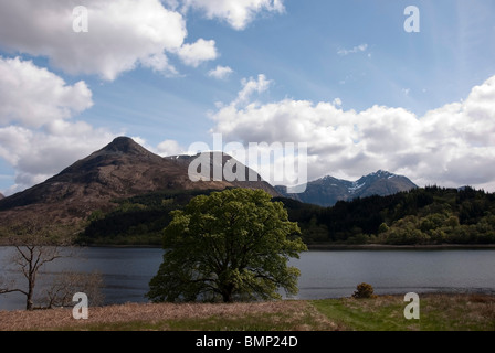 Vista di Garbh Bheinn montagna attraverso Loch Leven con Stob Dubh in background vicino a Ballachulish Lochaber in Scozia Foto Stock