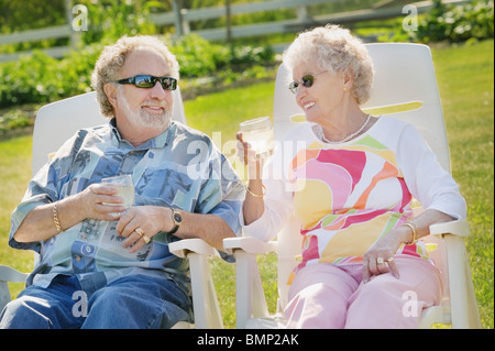 Sherwood Park, Alberta, Canada; un paio in seduta sdraio godendo bevande Foto Stock