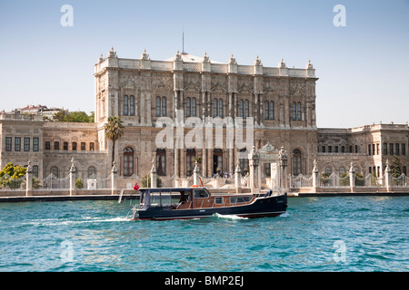 Palazzo Dolmabahce, accanto il Bosforo, Istanbul, Turchia Foto Stock