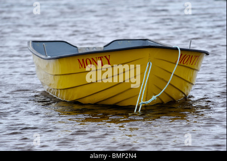 Una barca gialla denominata 'Monty'. Loch Osgaig, Coigach, Ross and Cromarty, Scotland, Regno Unito, Europa. Foto Stock