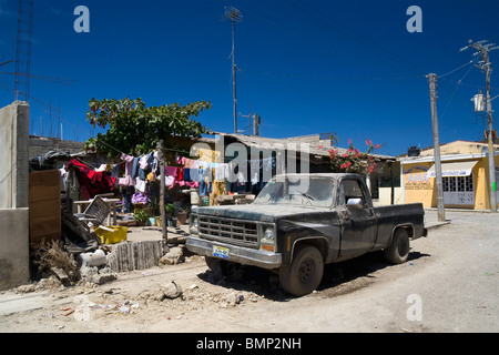 Camioncino parcheggiato su una strada di sporcizia nella parte anteriore di una modesta casa nel piccolo villaggio di Corral del Risco, Nayarit, Messico. Foto Stock