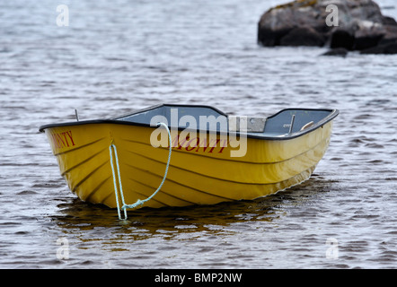 Una barca gialla denominata 'Monty'. Loch Osgaig, Coigach, Ross and Cromarty, Scotland, Regno Unito, Europa. Foto Stock