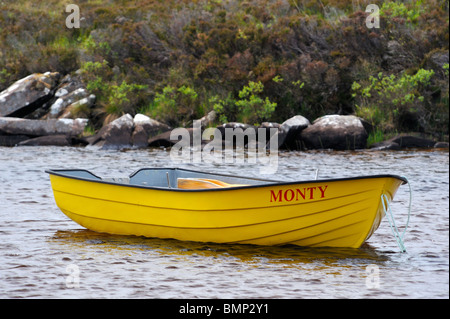 Una barca gialla denominata 'Monty'. Loch Osgaig, Coigach, Ross and Cromarty, Scotland, Regno Unito, Europa. Foto Stock