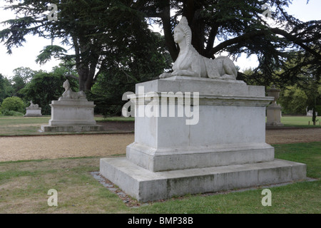 Sphynx come sculture sit come docili animali domestici su di loro i plinti in motivi di Chiswick House, un inglese un luogo del patrimonio. Foto Stock