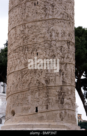 La sezione inferiore della Colonna di Traiano a Roma, in Italia Foto Stock